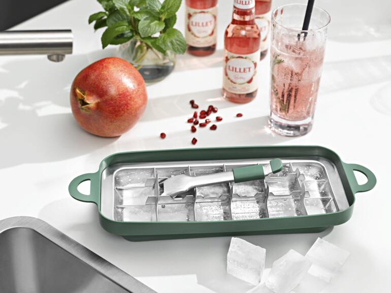 Eiswürfelform aus Edelstahl mit Hebel auf Tisch.