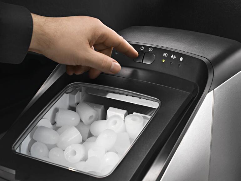 Bedienfreundlich per Tastendruck zu steuern. Nahaufnahme eines Gastroback Eiswürfelautomaten, Bedienungselemente im Fokus