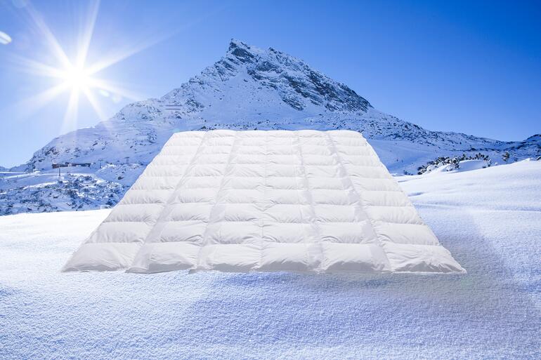 Clima Balancedecke 2.0 Helle Clima Balancedecke auf schneebedecktem Boden mit Berglandschaft im Hintergrund.