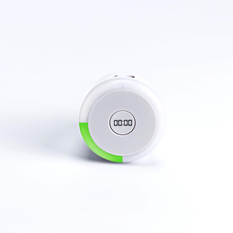 Einfach per Tastendruck stellen Sie die gewünschte Ladezeit ein: 1 Stunde USB-Ladeadapter mit Timer auf einem weißen Hintergrund