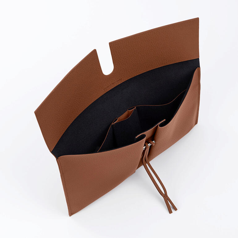 Innenseite der Reto Mirum® Clutch mit Fächern und Reißverschluss