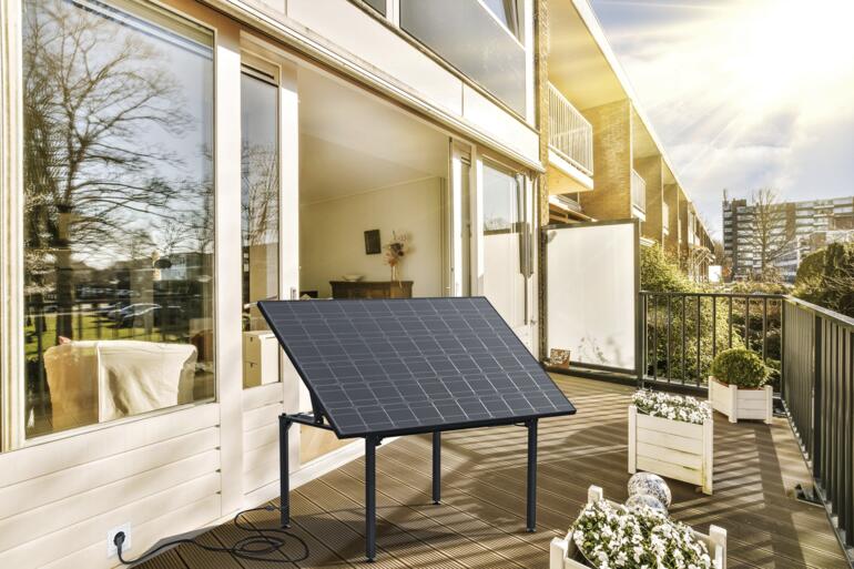 Solar-Tischkraftwerk TX-250 auf einem Balkon in der Sonne.