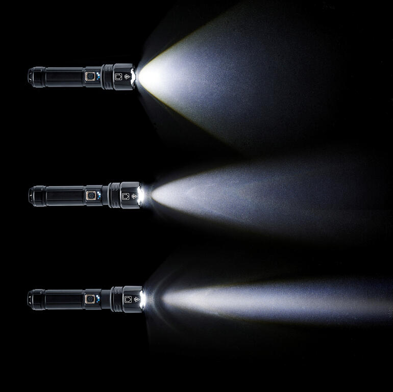 Bequem per Teleskop-Mechanismus (Zoom) stellen Sie den Lichtfokus ein – von punktuell bis großflächig. Survival Taschenlampe mit drei Lichtstufen auf schwarzem Hintergrund.