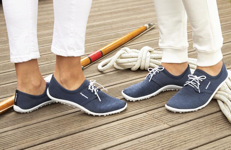 Zwei Personen tragen leguano® juno Schuhe auf einem Deck.