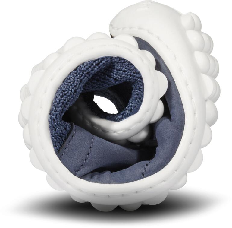 8 mm dünn und extrem flexibel: die Noppensohle aus Lifolit®-lg. Leguano® juno Schuh zusammengewickelt in einem weißen Hintergrund.