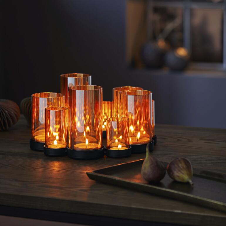 Windlicht Lichtermeer aus orangenen Gläsern mit Kerzen.