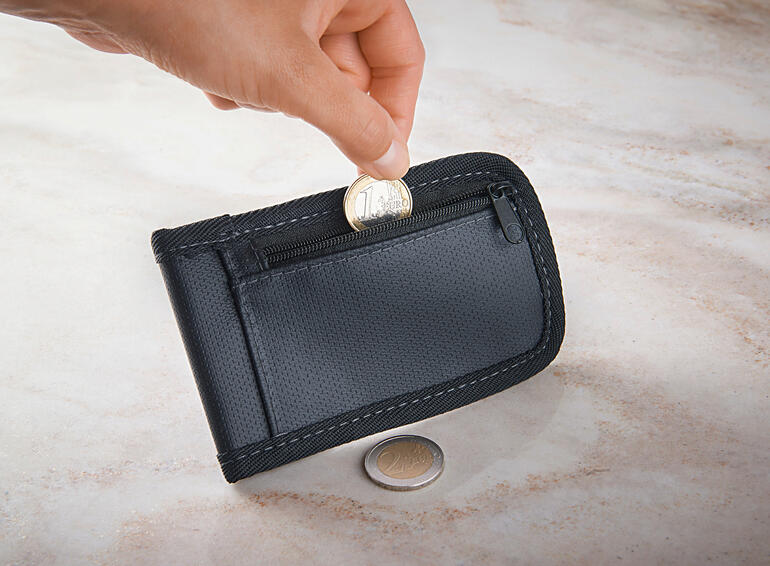 RFID-Schlüssel-Etui RFID-Schlüssel-Etui mit Hand, die eine Münze in das Fach gibt.