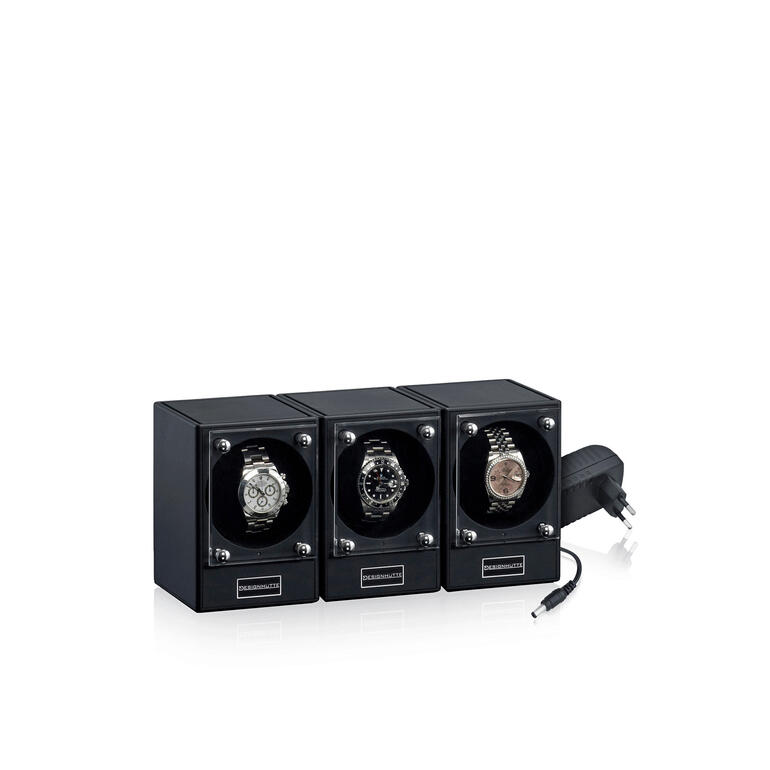 Dank innovativer Induktionstechnik werden bis zu 4 Module mit Strom versorgt – einzig das Grundmodul wird ans Stromnetz angeschlossen. Drei Uhrenbeweger Piccolo 2.0 nebeneinander auf hellem Hintergrund