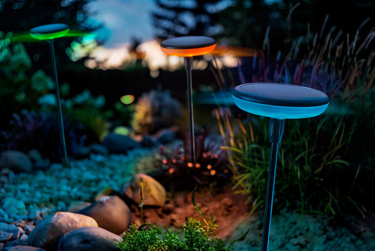 Solarleuchten mit Farbwechsel, 3er-Set Solarleuchten mit Farbwechsel in einem Garten bei Dämmerlicht.