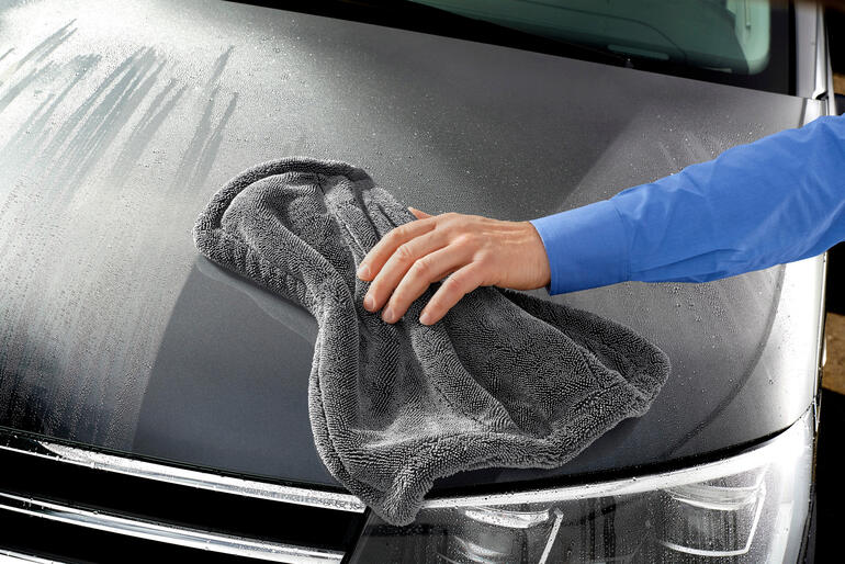 Profi Trocken- und Reinigungstuch wird auf dem Autodach verwendet.