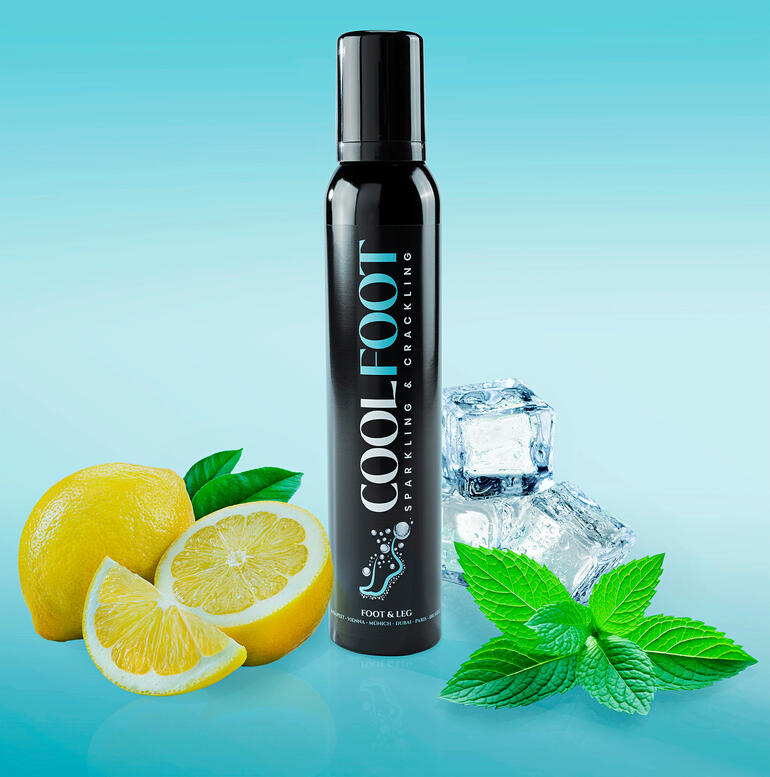 Cool Foot Kinetic-Spray mit Zitrone und Minze auf blauem Hintergrund.