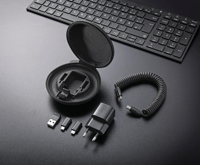 All-in-One Lade-Set auf einem Schreibtisch, inklusive Kabel und Adapter.