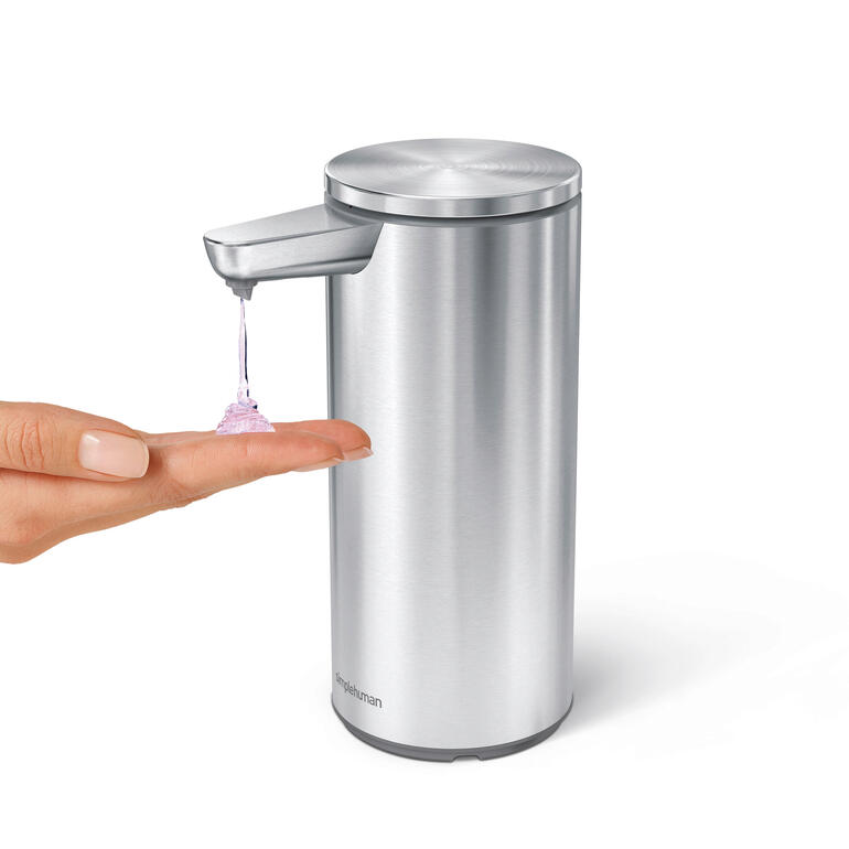 Edelstahl-Sensor-Seifenspender gibt Seife auf eine Hand.
