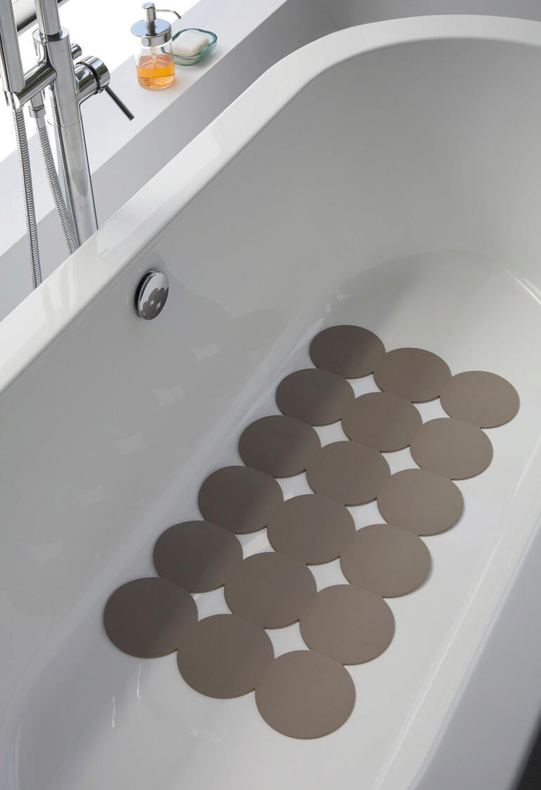 Antirutschmatte in einer Badewanne mit ruhigem Wasser.