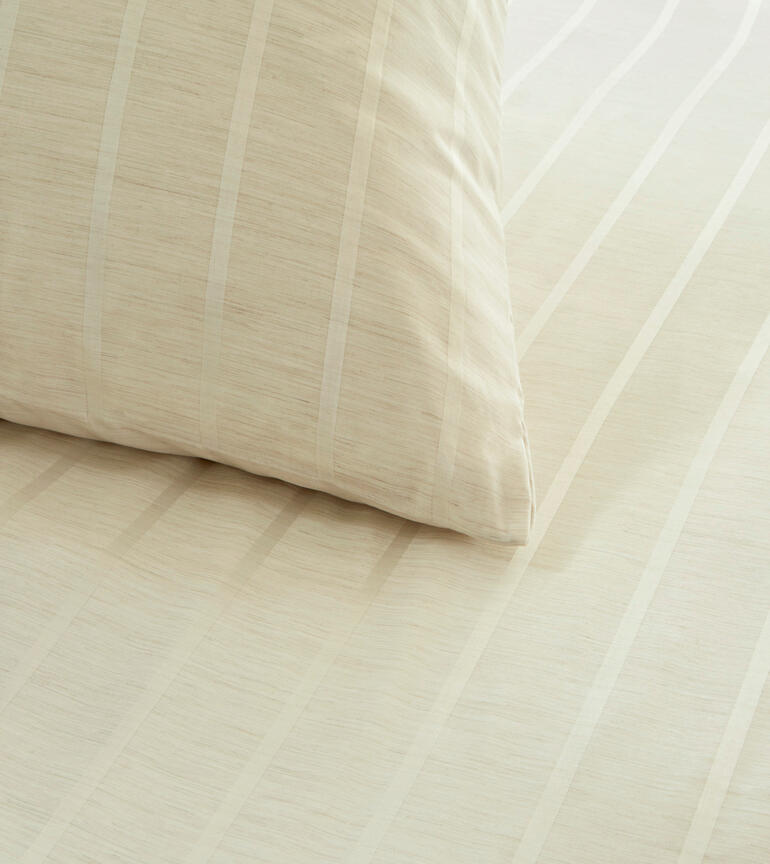 Das aus hochwertigen Faserkomponenten gefertigte Schaftgewebe ergibt einen edlen Matt/Glanz-Effekt. Nahaufnahme von Tencel™/Kaschmir-Bettwäsche mit gestreiftem Design