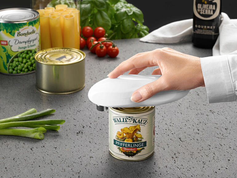 Hand beim Betätigen eines elektrischen Dosenöffners