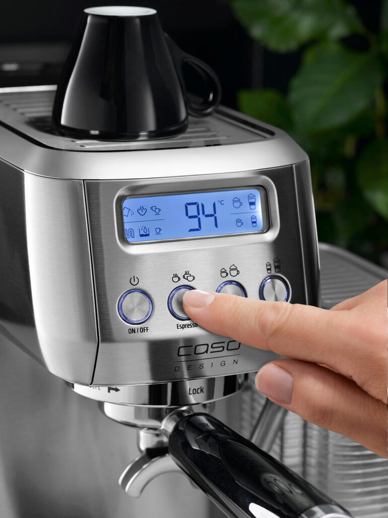 Nahaufnahme der Bedienelemente der Espresso-Maschine.