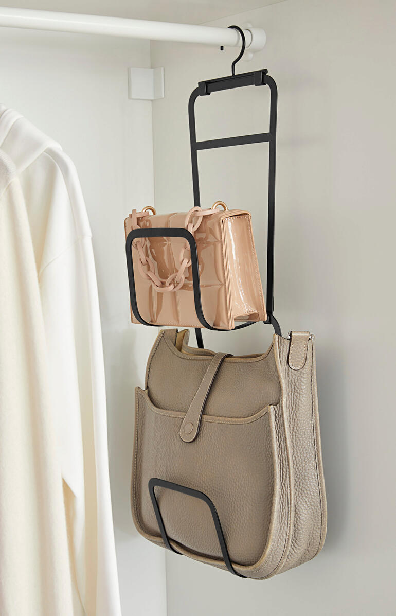 Schwarze variable Taschengarderobe mit Handtaschen.