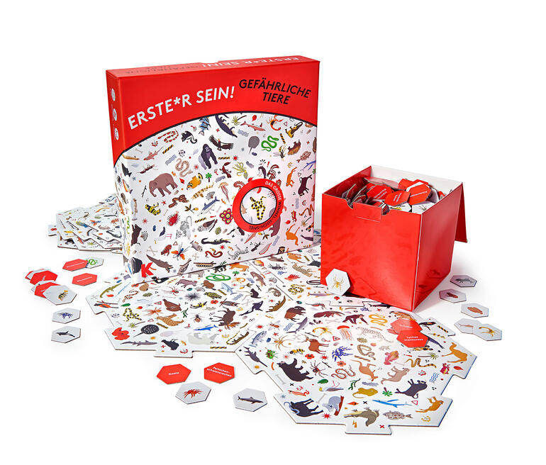 Großes Wimmel-Suchspiel „Gefährliche Tiere“. Spielverpackung eines Wimmel-Suchspiels mit Karten.