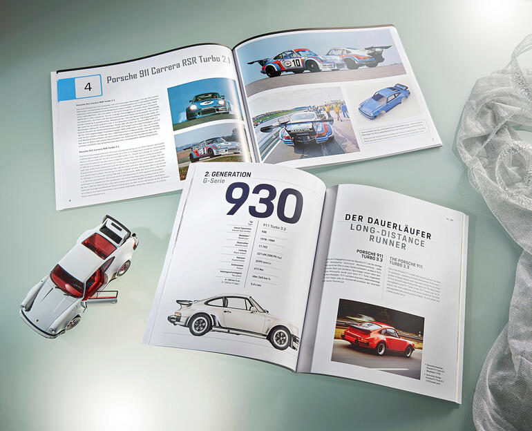 Exklusives Zubehör zu beiden Bausätzen ist je ein hochwertiges, reich bebildertes Begleitbuch, das in Zusammenarbeit mit dem Porsche-Museum verfasst wurde. Bücher über Porsche mit Abbildungen und einem Modellauto.