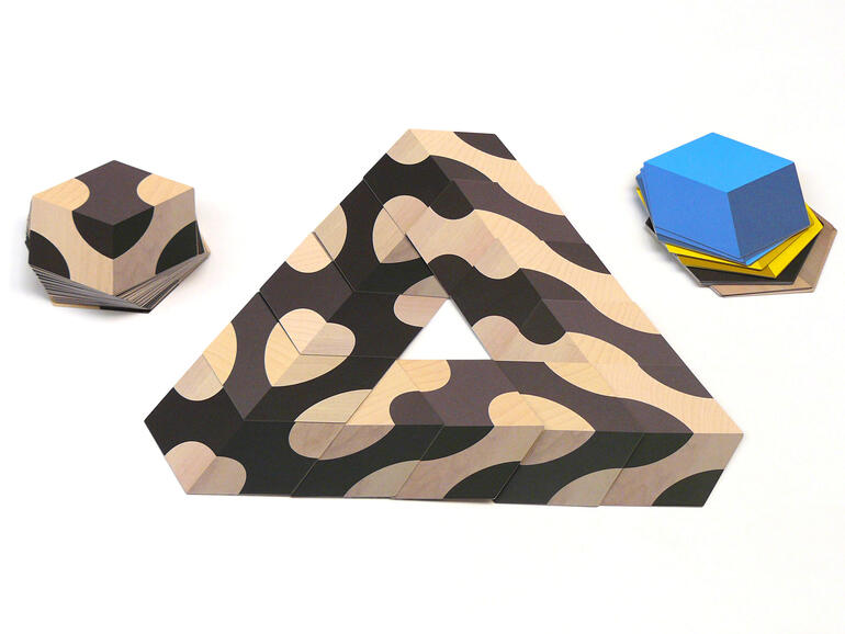 Mit den beidseitig bedruckten Karten gestalten Sie immer wieder neue, dreidimensional erscheinende Gebilde. Karten von Wunderkarten mit Puzzlestücken in verschiedenen Formen.