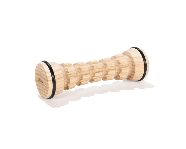 Fußmassage-Roller Fußmassage-Roller in Holzoptik, alleinstehend auf weißem Hintergrund.