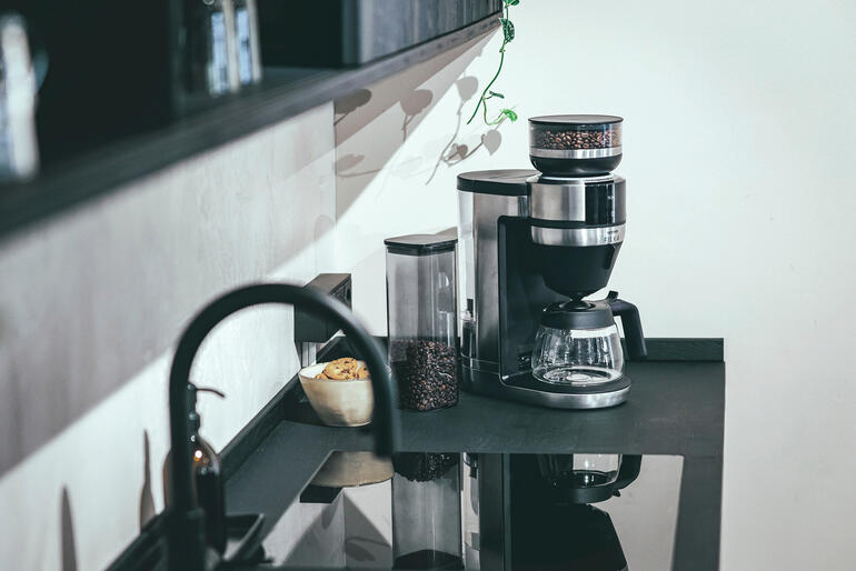 Wahlweise auch mit Glaskanne erhältlich. Filterkaffee-Vollautomat FILKA auf einer modernen Küchenarbeitsplatte.