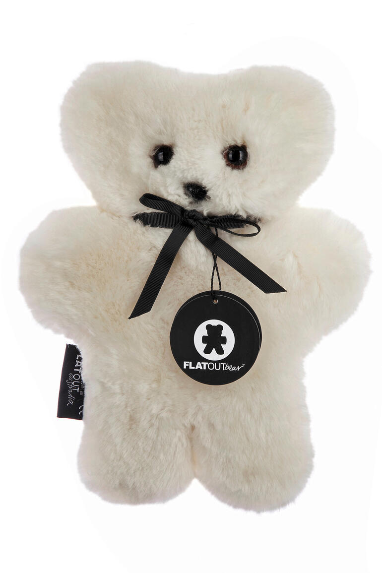 In den Farben Cremeweiß und Taupe erhältlich. Cremeweißer Schafsfell Teddybär mit einer Schleife
