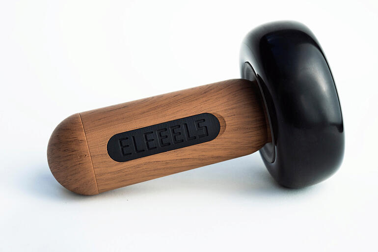 Flacher Hot-Stone Akku-Massagestab mit Holzgriff und schwarzem Massagekopf.