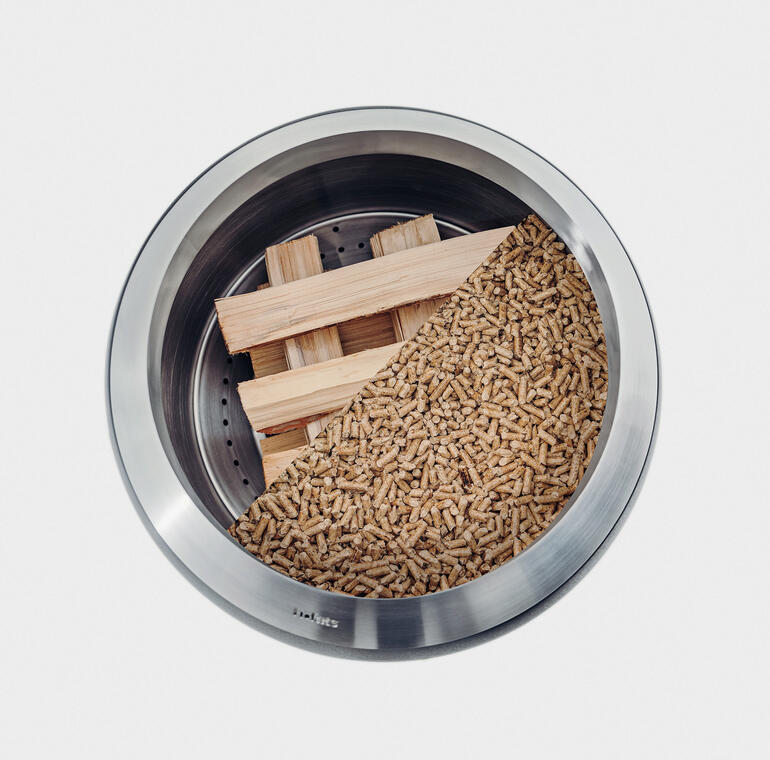 Mit Brennholz oder Pellets zu bestücken.