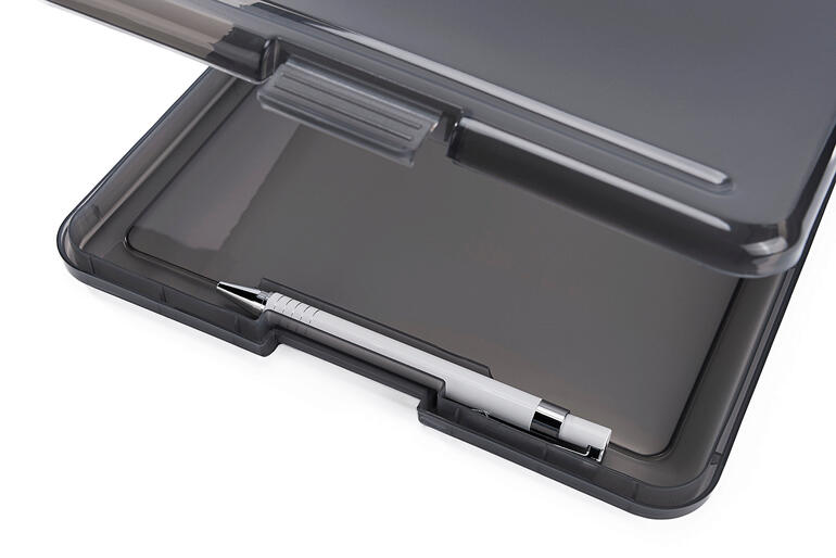 Offenes Clipboard mit Notizblock und einem Stift in der Ablage.
