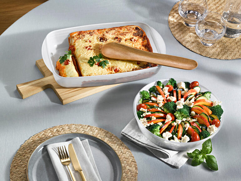 Die edel weißen Glasformen sind perfekt auch zum Servieren auf dem Tisch. Antihaft-Ofenform mit Lasagne und Salat auf einem Tisch