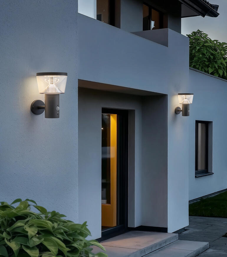 Auch als Solar-Wandleuchte erhältlich. Solar-Wandleuchten am Eingang eines modernen Hauses