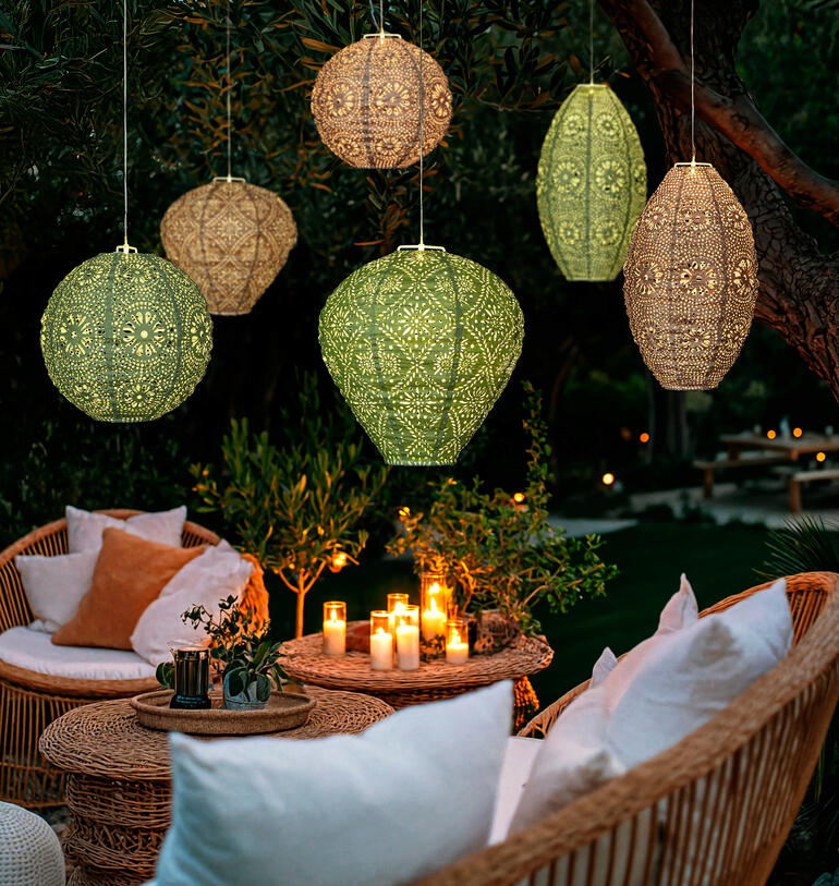 Sechs wetterfeste Lampions mit Solar und LEDs um eine Gartenlounge.
