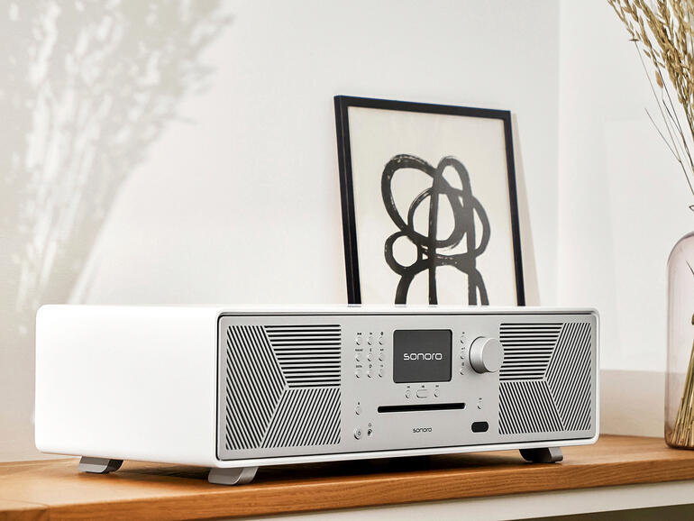 Weißes Mattlack-Finish Weißes Matt MEISTERSTÜCK Gen.2-Radio auf modernem Regal.