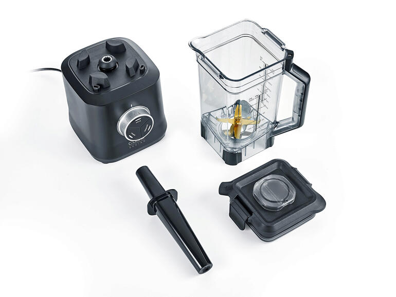 Mixerset mit Zubehörteilen auf der Fläche.