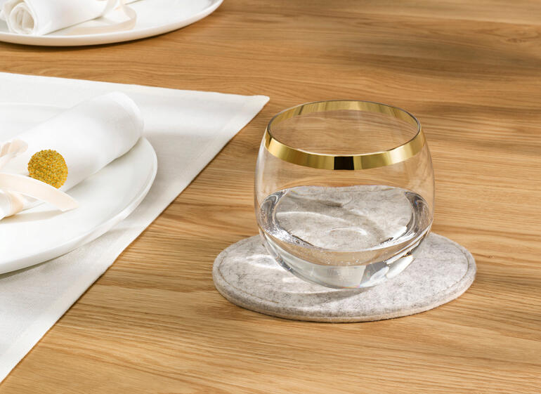 Filz-Tropfenstopper, 2er-Set Glas mit Wasser auf einem grauen Filz-Tropfenstopper.