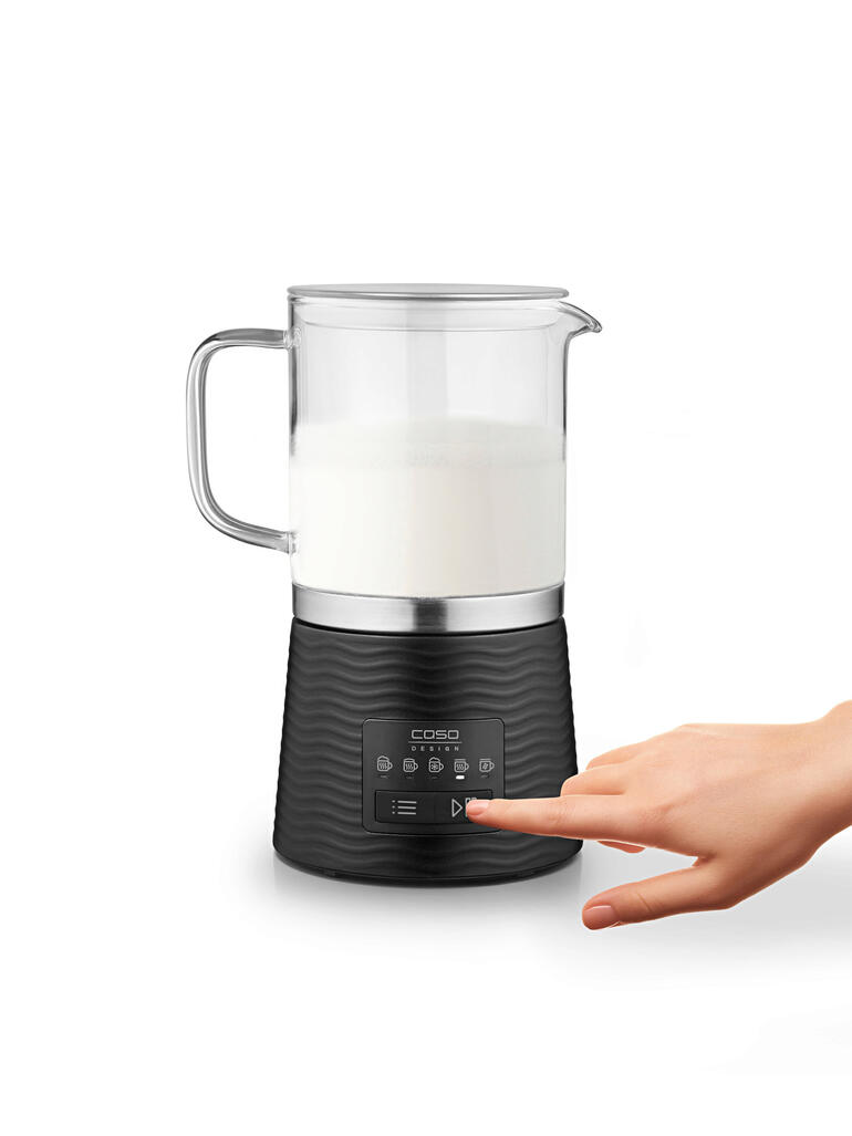 Design-Milchaufschäumer mit Hand, die die Taste drückt