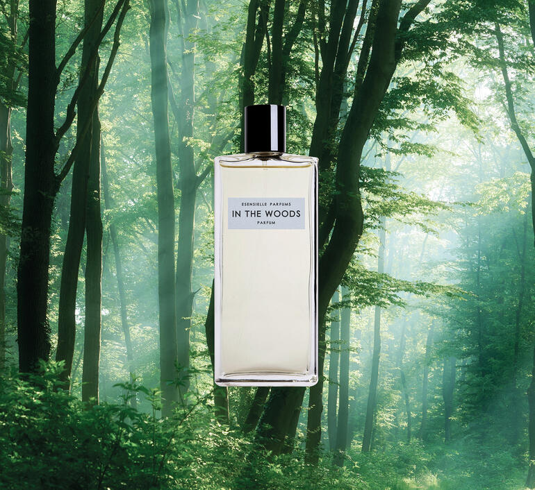 In the Woods Eau de Parfum Spray, 100 ml Flasche In the Woods Eau de Parfum vor einer bewaldeten Kulisse.