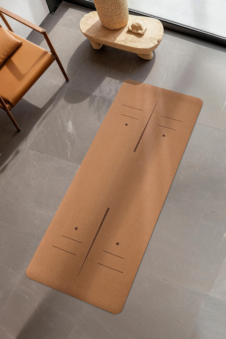 Die Yogamatte aus Kork und Naturkautschuk ist separat erhältlich. Yogamatte liegt auf dem Boden, mit zwei Linien für Positionierung.