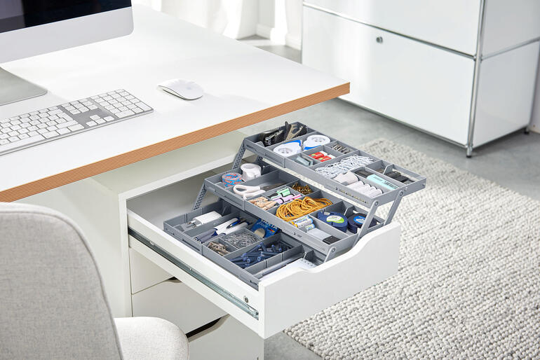 Offener Schubladen-Organizer mit verschiedenen Büroartikeln