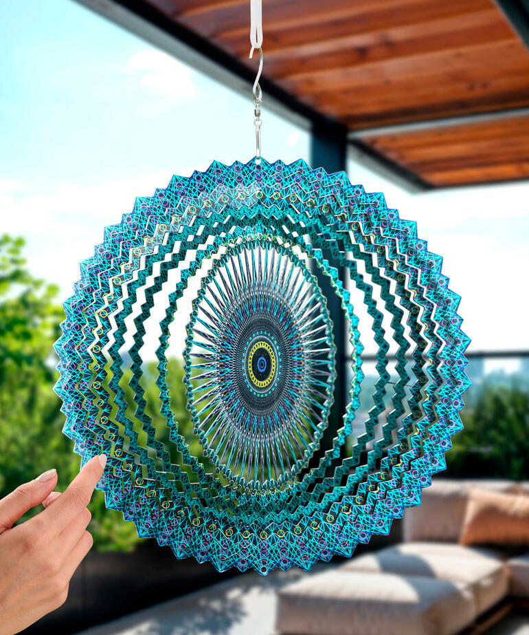 Mandala-Windspiel in Blaugrün, schwebend im Freien.
