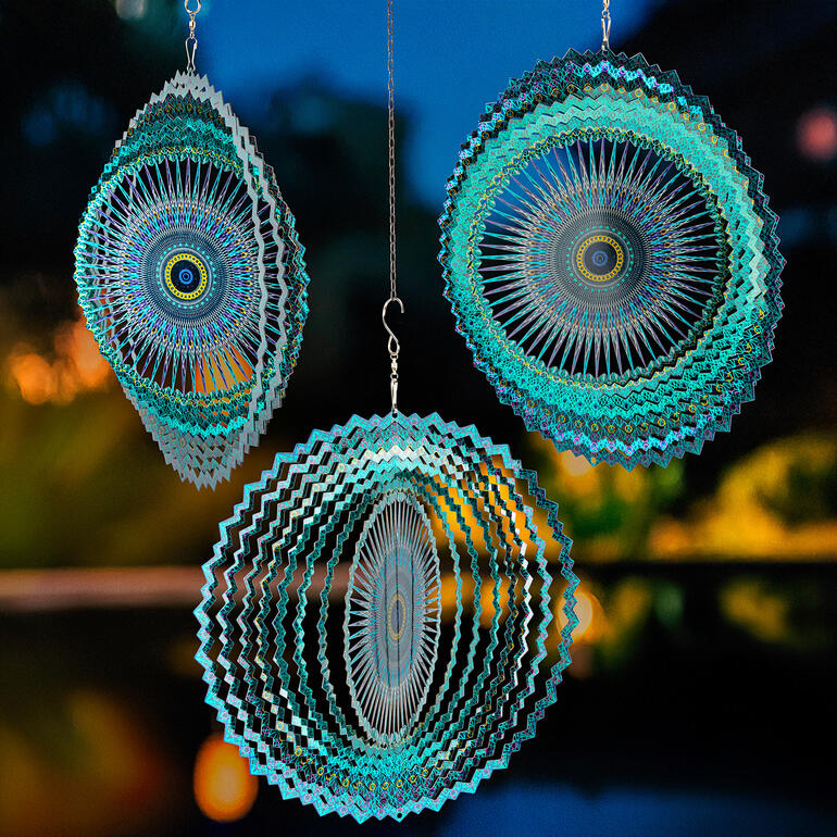 Mandala-Windspiel in der Nacht mit leuchtenden Farben.