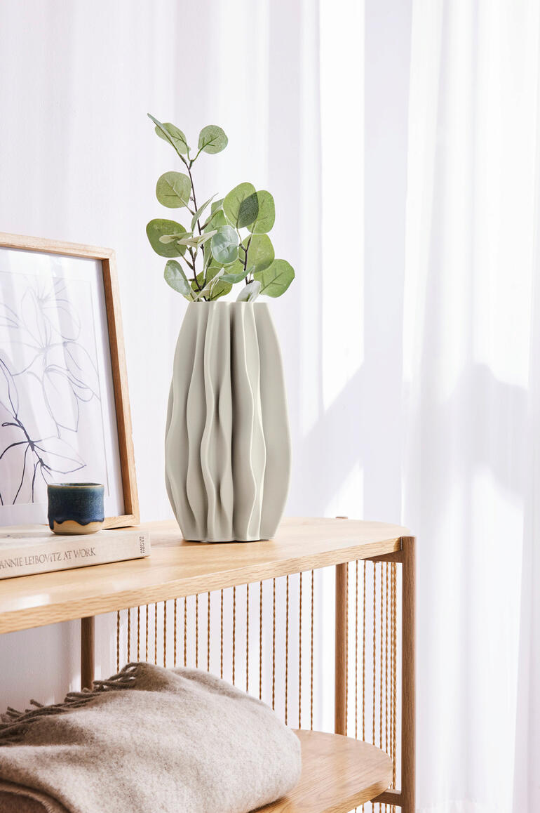3D-Druck Keramikvase mit Pflanze auf Regal.