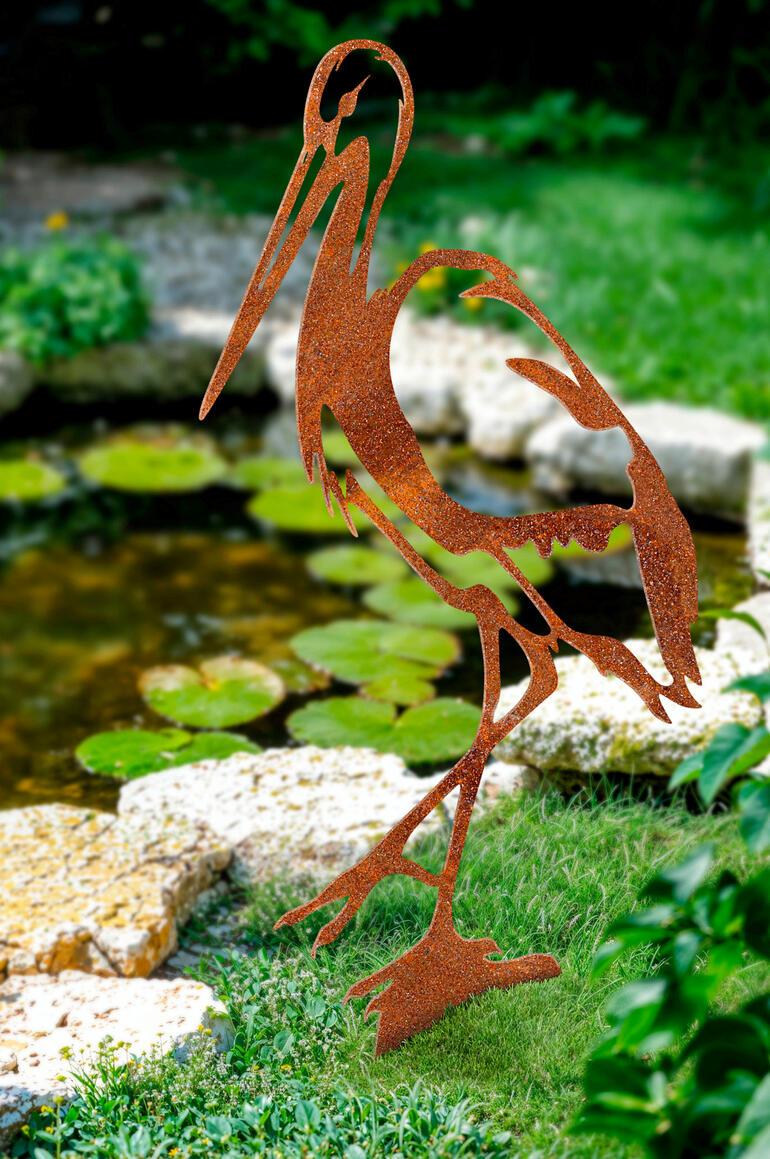 Gartenstecker in Form eines Storches aus rostfreier Farbe im Garten