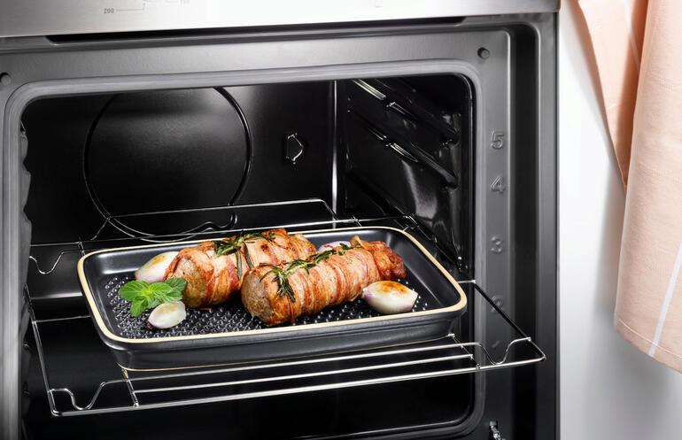 Dank 3 mm hohen Keramiknoppen versinkt Ihr Grillgut nicht ungesund in austretendem Fett. Gegrilltes Fleisch auf einer RÖMERTOPF® BBQ-Grillplatte im Ofen
