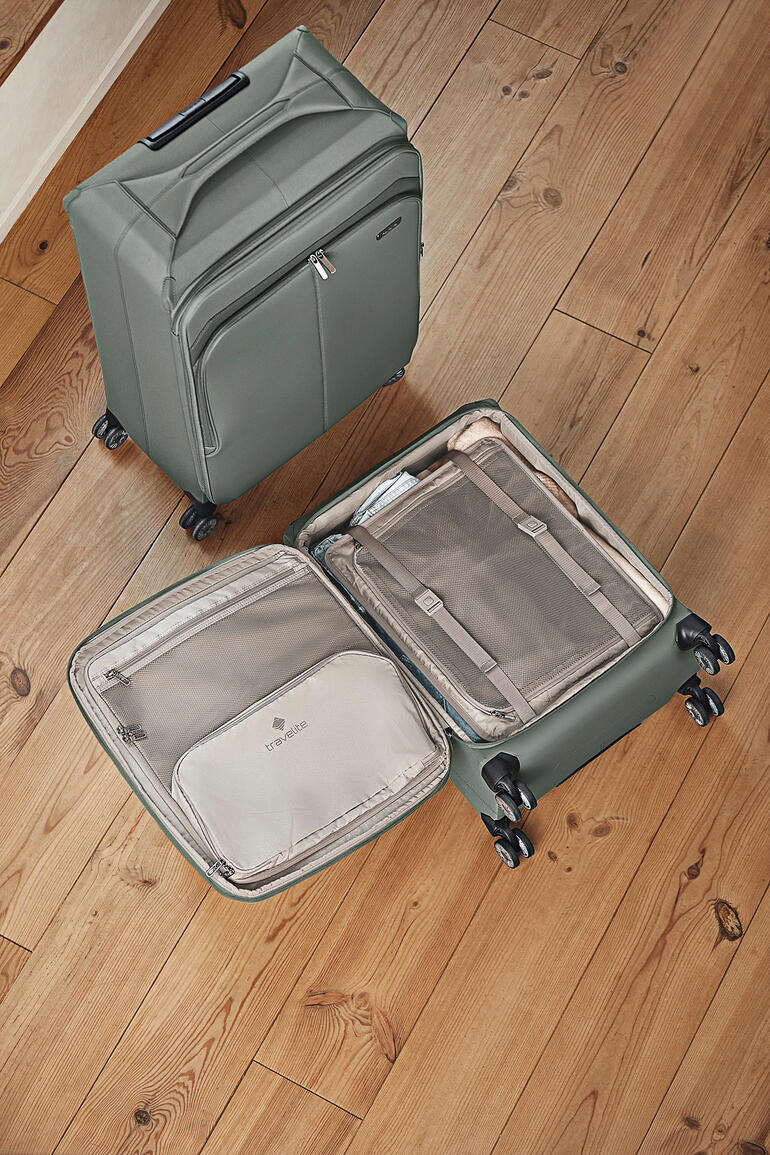 Komfortables Packsystem hält Ihre Sachen sortiert und fixiert. Offener Travelite Trolley mit Innentaschen aus der Vogelperspektive.