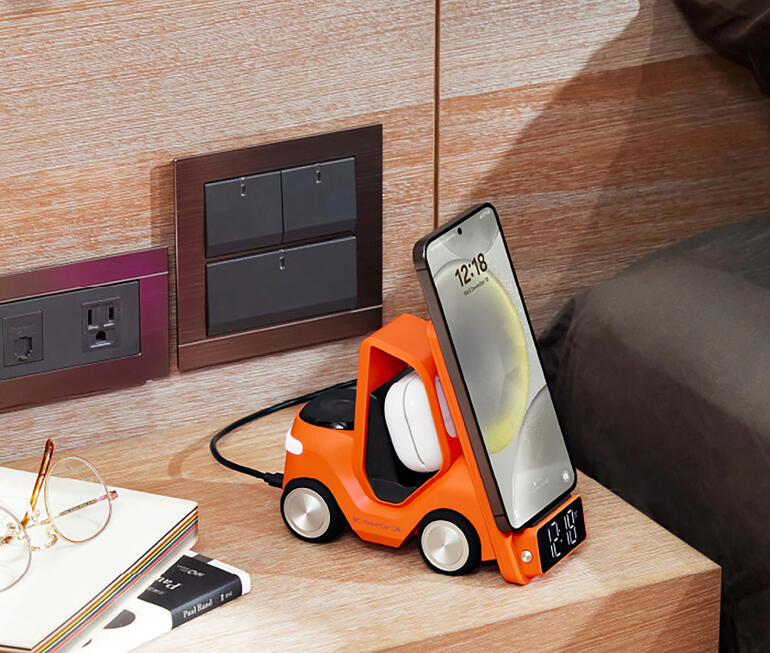 Orange Oranger Qi-Lade-Stapler mit aufgeladenem Smartphone und digitaler Uhranzeige.