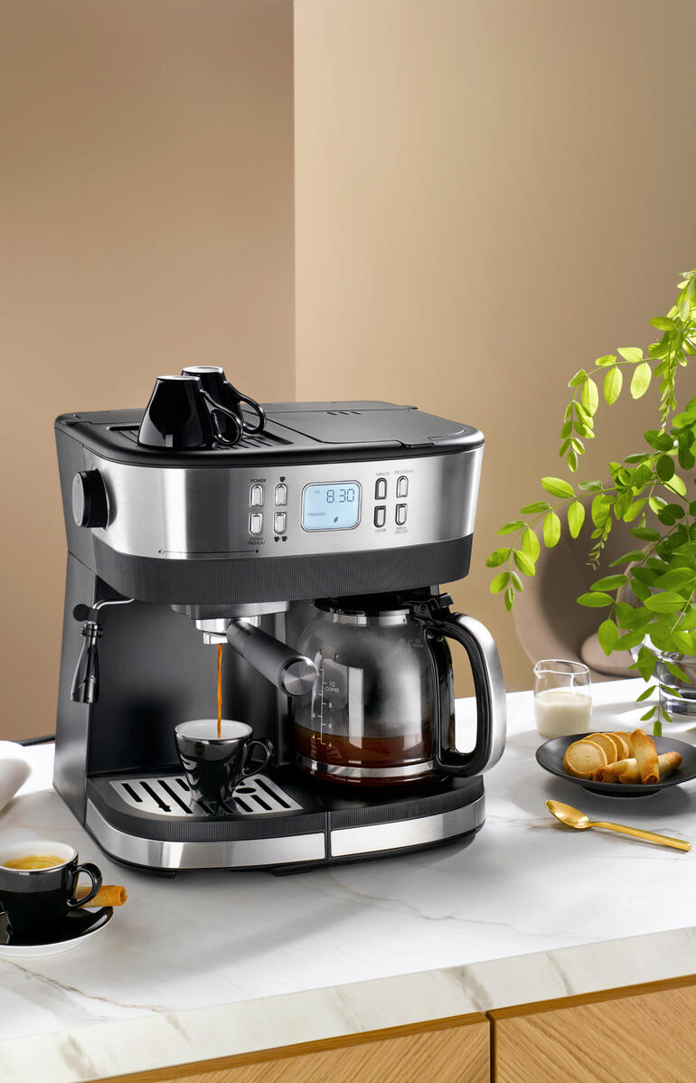 Espresso-/Filterkaffee-Duo Gourmetmaschine auf einer Küchenarbeitsplatte.