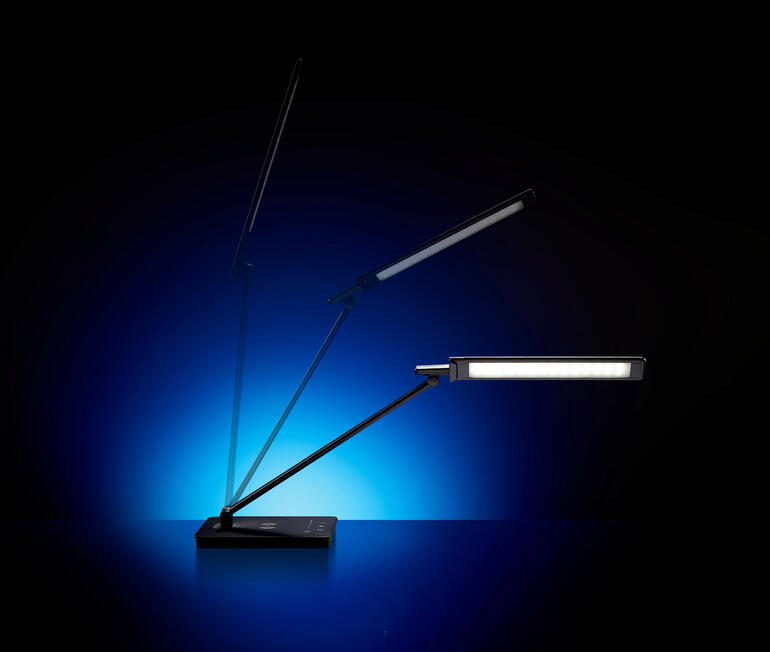 Licht, wo immer Sie es brauchen – dank 180° drehbarem Lampenkopf und Gestänge. Dynamische LED-Schreibtischleuchte im Spiel mit mehreren Beleuchtungsfunktionen